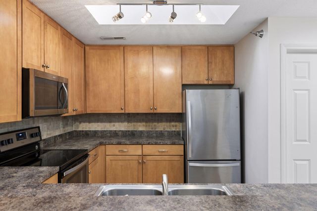 6050 Chasewood Parkway 202, Hopkins, MN 55343