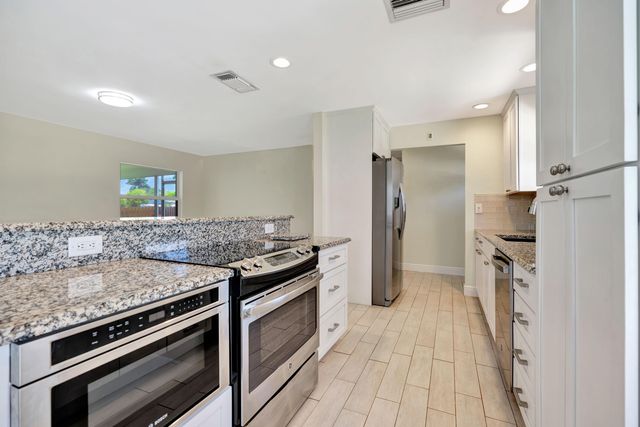 713 Gumtree Road, North Palm Beach, FL 33408