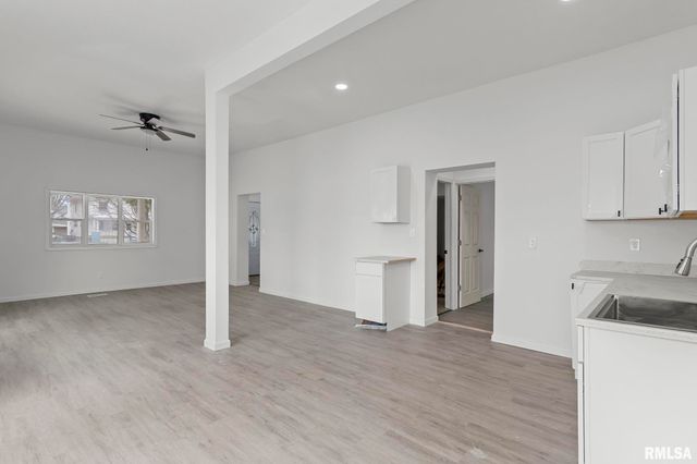 910 S 2ND Street, Springfield, IL 62704