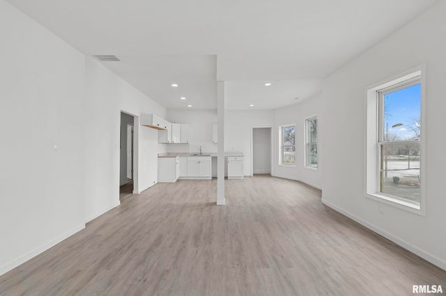 910 S 2ND Street, Springfield, IL 62704