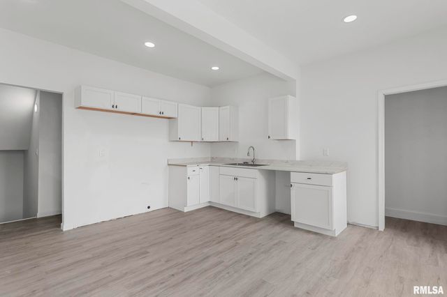 910 S 2ND Street, Springfield, IL 62704