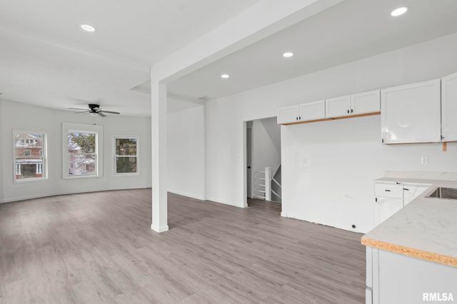 910 S 2ND Street, Springfield, IL 62704