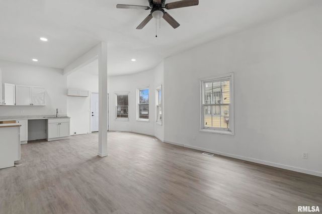 910 S 2ND Street, Springfield, IL 62704