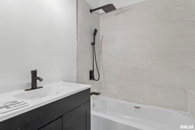 910 S 2ND Street, Springfield, IL 62704