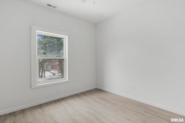 910 S 2ND Street, Springfield, IL 62704