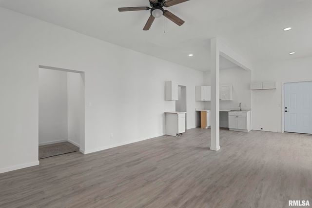 910 S 2ND Street, Springfield, IL 62704