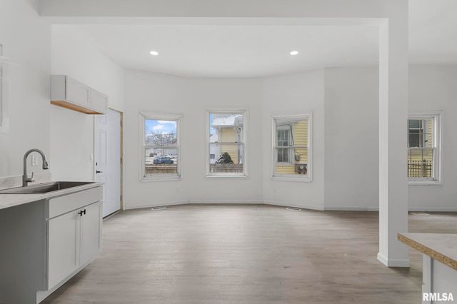 910 S 2ND Street, Springfield, IL 62704