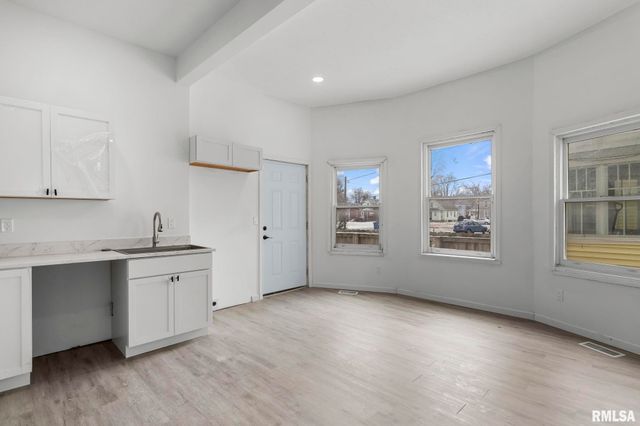 910 S 2ND Street, Springfield, IL 62704