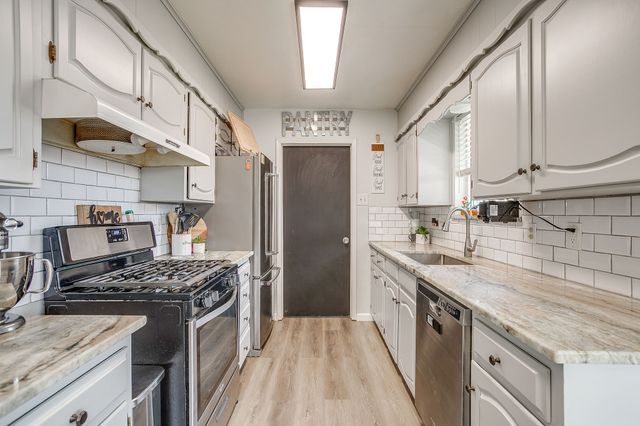 301 Lena Lane, Burleson, TX 76028