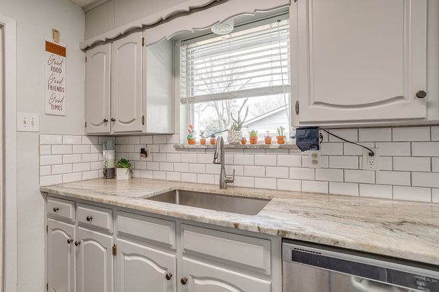 301 Lena Lane, Burleson, TX 76028