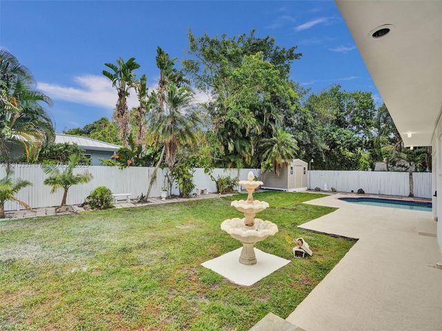 1102 NE 117th St, Biscayne Park, FL 33161