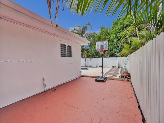 1102 NE 117th St, Biscayne Park, FL 33161