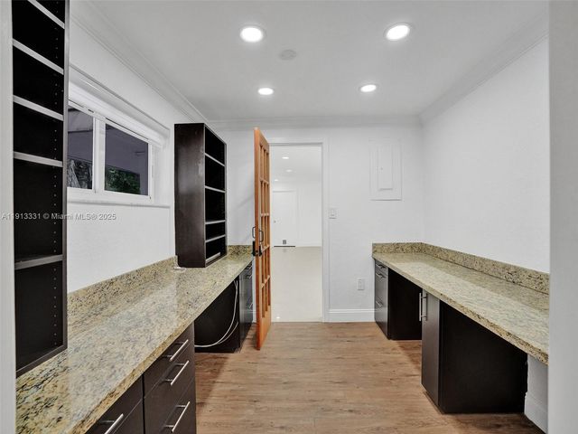 1102 NE 117th St, Biscayne Park, FL 33161