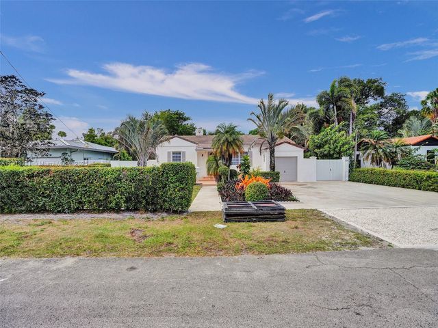 1102 NE 117th St, Biscayne Park, FL 33161