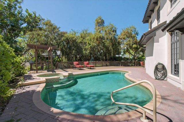 1100 TORTUGA CIRCLE NE, St Petersburg, FL 33702