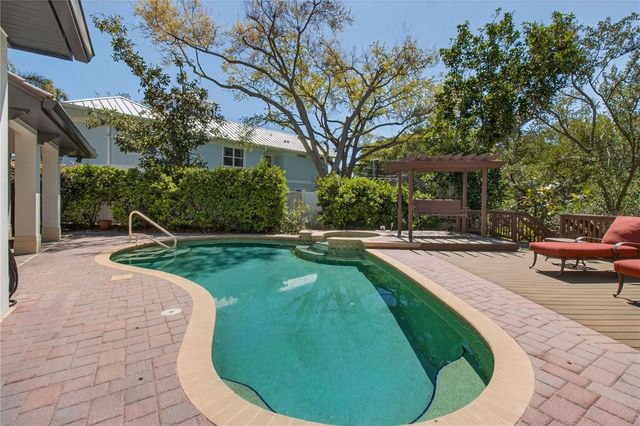 1100 TORTUGA CIRCLE NE, St Petersburg, FL 33702