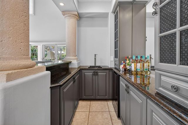 1100 TORTUGA CIRCLE NE, St Petersburg, FL 33702