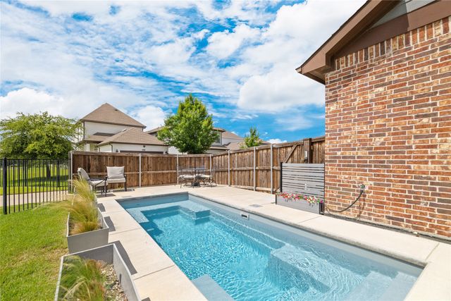 1820 Roundtree Circle W, Fort Worth, TX 76008