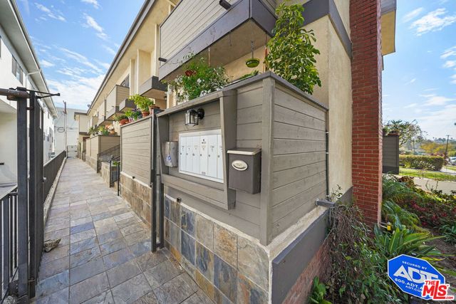 11952 Darlington Avenue 3, Los Angeles, CA 90049