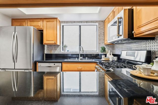 11952 Darlington Avenue 3, Los Angeles, CA 90049