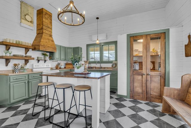 111 College Ave, Centerville, TN 37033