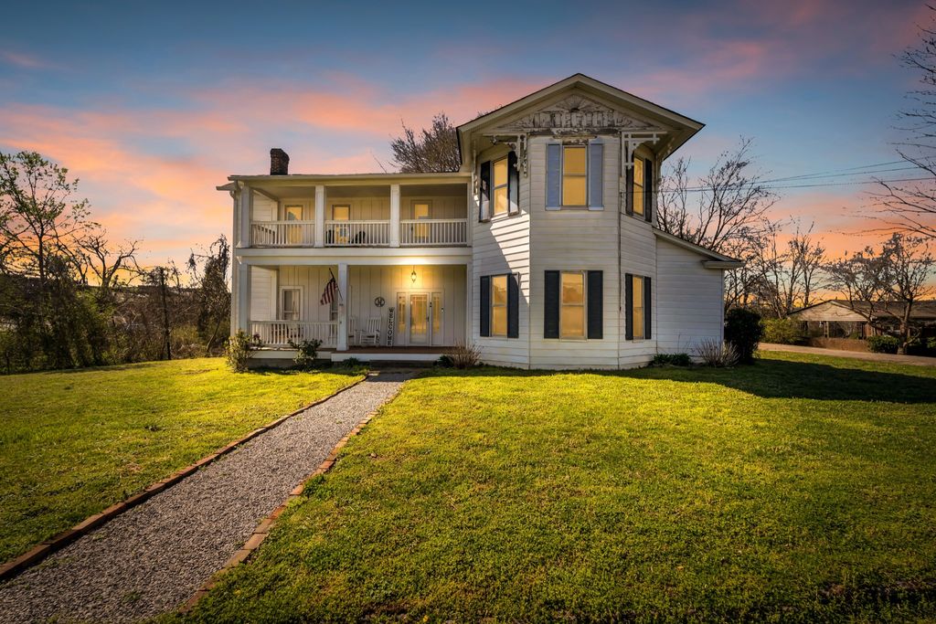 111 College Ave, Centerville, TN 37033