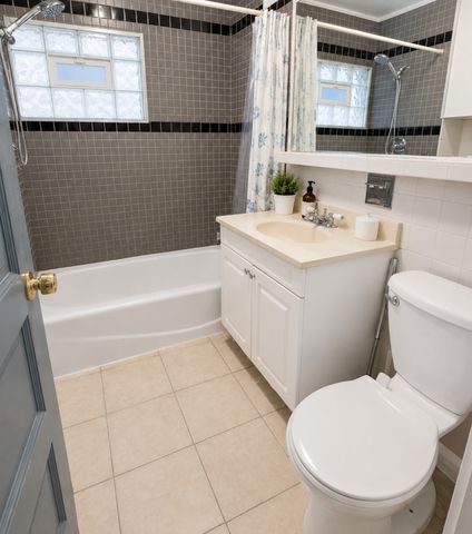 2053 N Kilbourn Avenue, Chicago, IL 60639