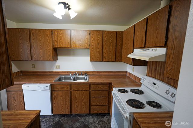 108 Kensington Avenue SW, Kent, WA 98030