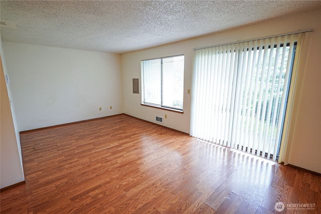 108 Kensington Avenue SW, Kent, WA 98030