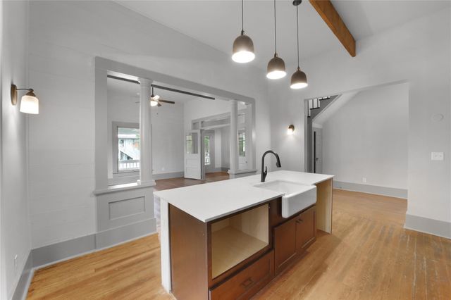 1222 W Hopkins ST, San Marcos, TX 78666