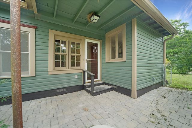 1222 W Hopkins ST, San Marcos, TX 78666