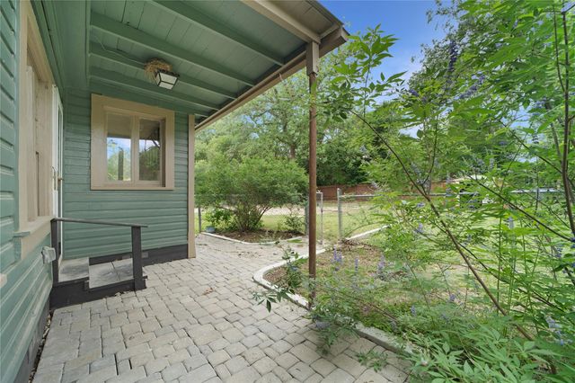 1222 W Hopkins ST, San Marcos, TX 78666