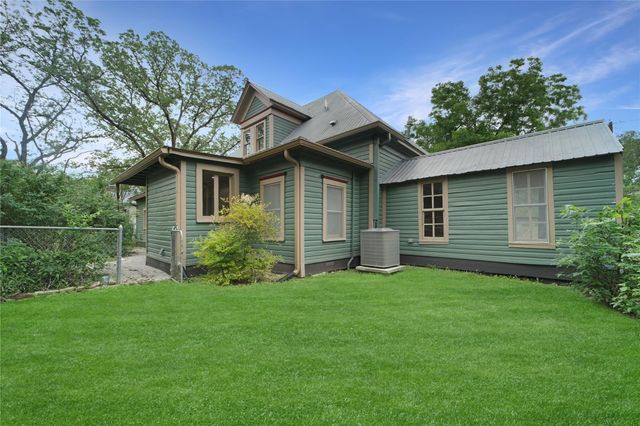 1222 W Hopkins ST, San Marcos, TX 78666