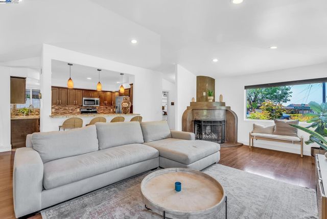 6400 Mokelumne Ave, Oakland, CA 94605