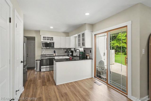 1337 Osborn Lake Drive, Brighton, MI 48114