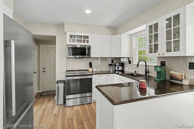 1337 Osborn Lake Drive, Brighton, MI 48114