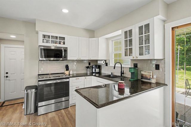 1337 Osborn Lake Drive, Brighton, MI 48114