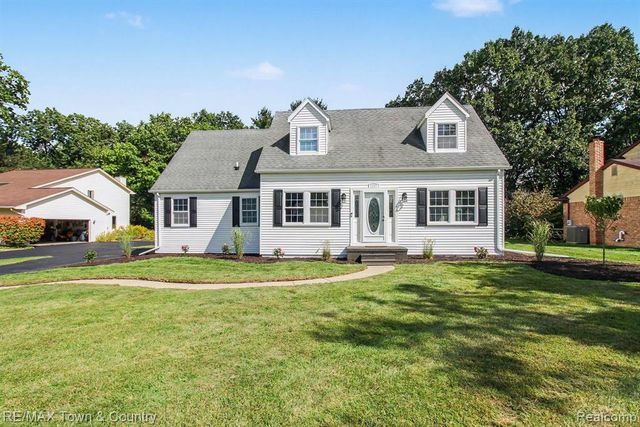 1337 Osborn Lake Drive, Brighton, MI 48114