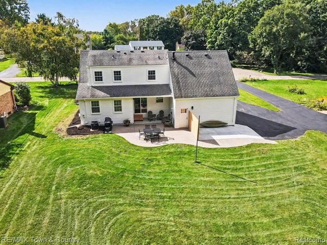 1337 Osborn Lake Drive, Brighton, MI 48114