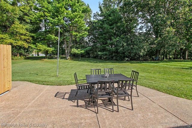 1337 Osborn Lake Drive, Brighton, MI 48114