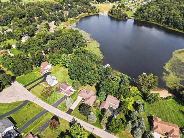 1337 Osborn Lake Drive, Brighton, MI 48114