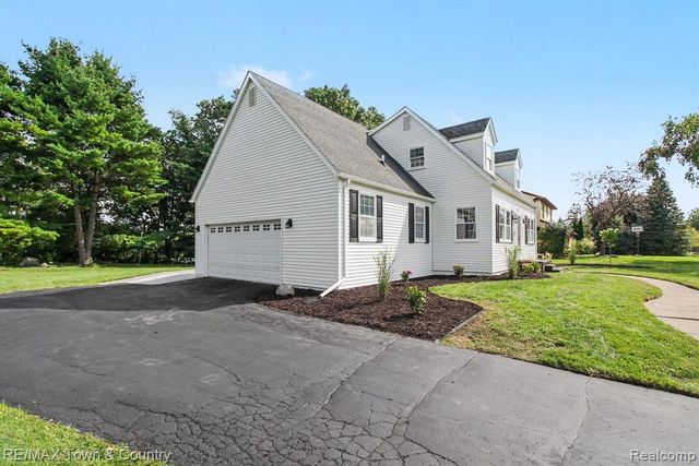 1337 Osborn Lake Drive, Brighton, MI 48114