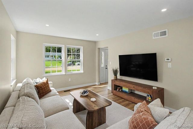 1337 Osborn Lake Drive, Brighton, MI 48114