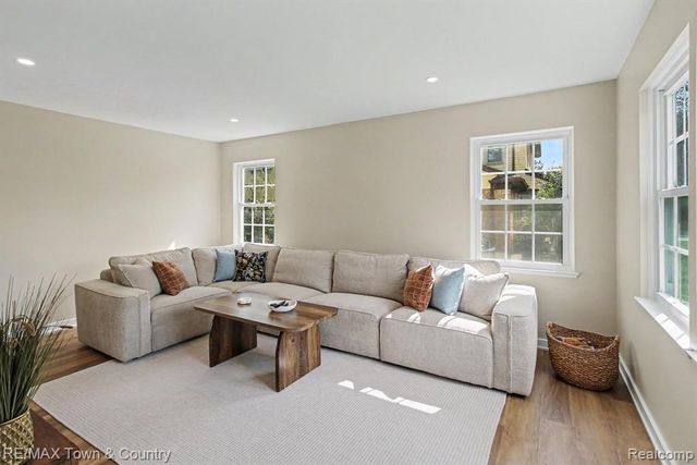 1337 Osborn Lake Drive, Brighton, MI 48114