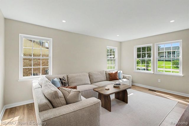 1337 Osborn Lake Drive, Brighton, MI 48114