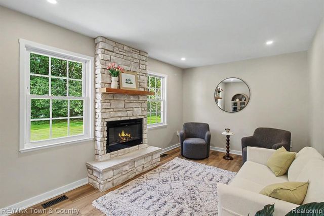 1337 Osborn Lake Drive, Brighton, MI 48114