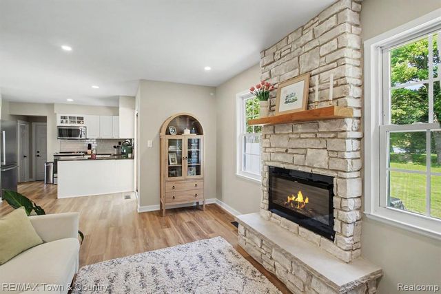 1337 Osborn Lake Drive, Brighton, MI 48114