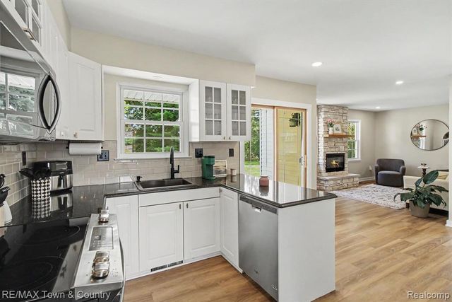 1337 Osborn Lake Drive, Brighton, MI 48114