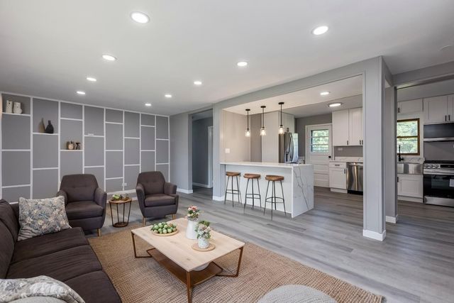 4N327 7th Avenue, Addison, IL 60101