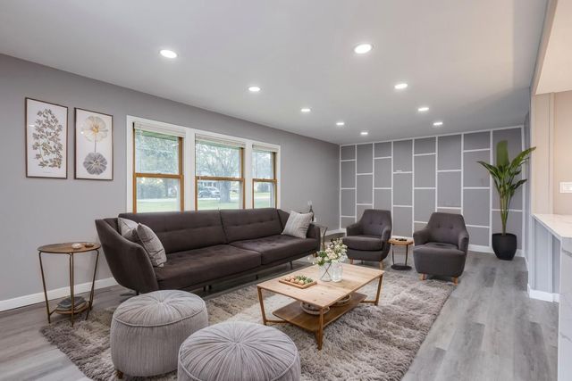 4N327 7th Avenue, Addison, IL 60101